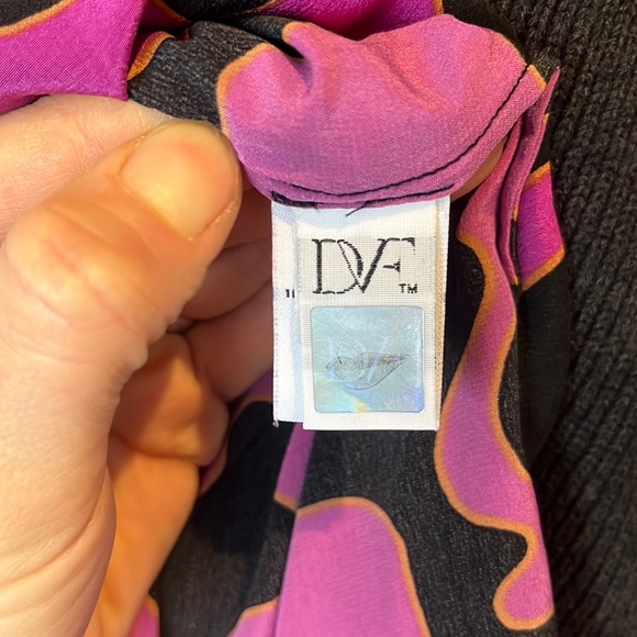 100% silk DRIESvonFURSTENBURG bold print pullover blouse - Picture 9 of 10